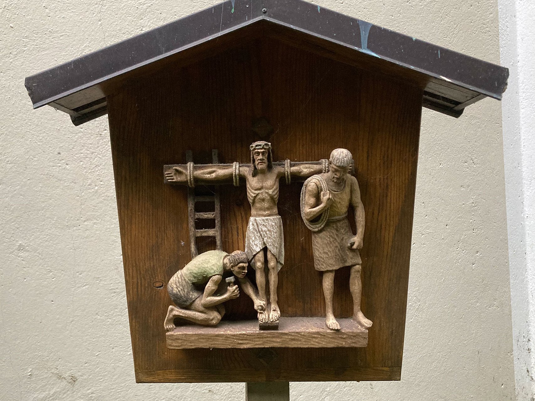 Kreuzigung Jesu als Holzschnitzerei an einem "Marterl"