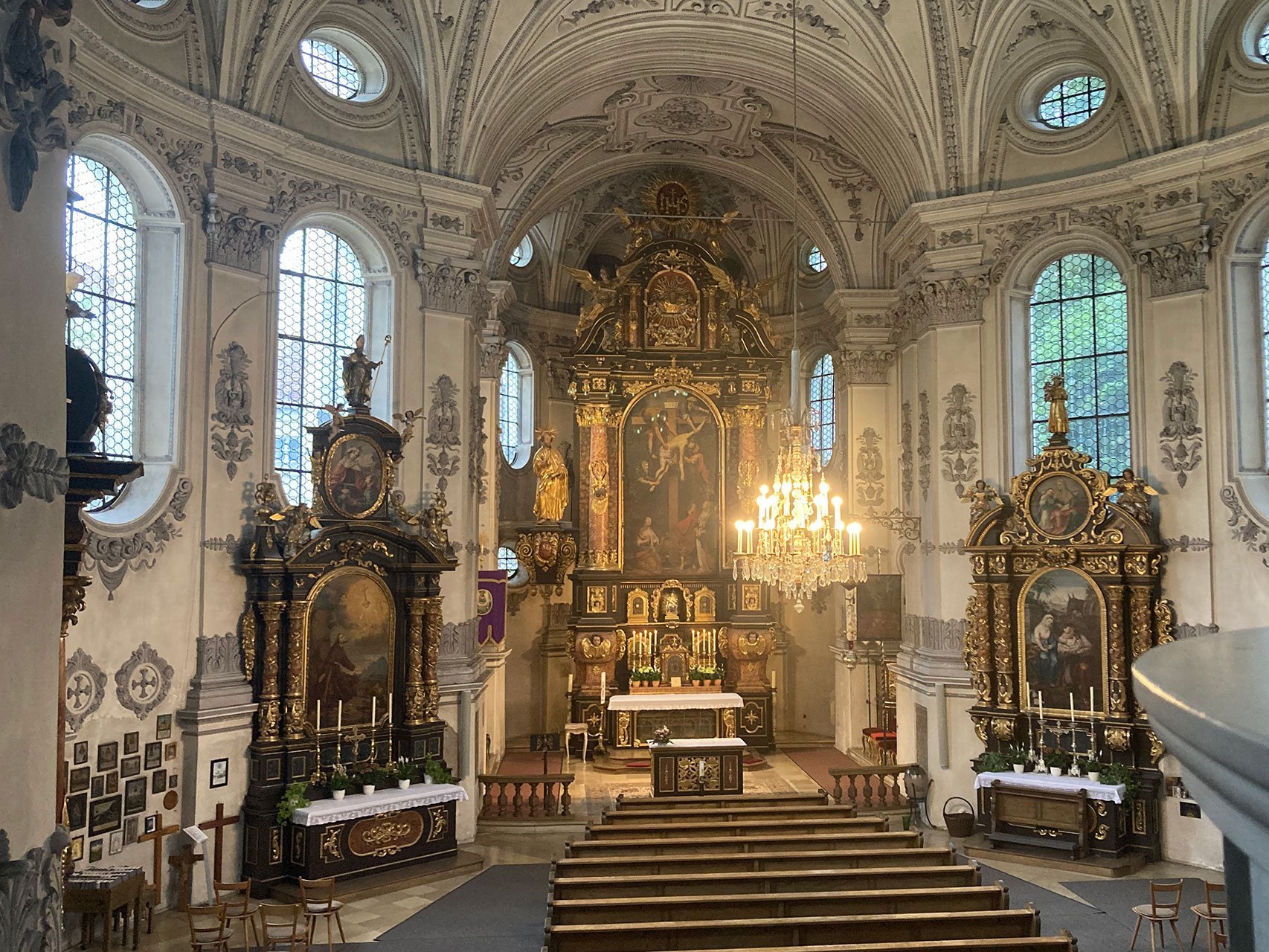 Innenaufnahme der Kirche vom Chor aus