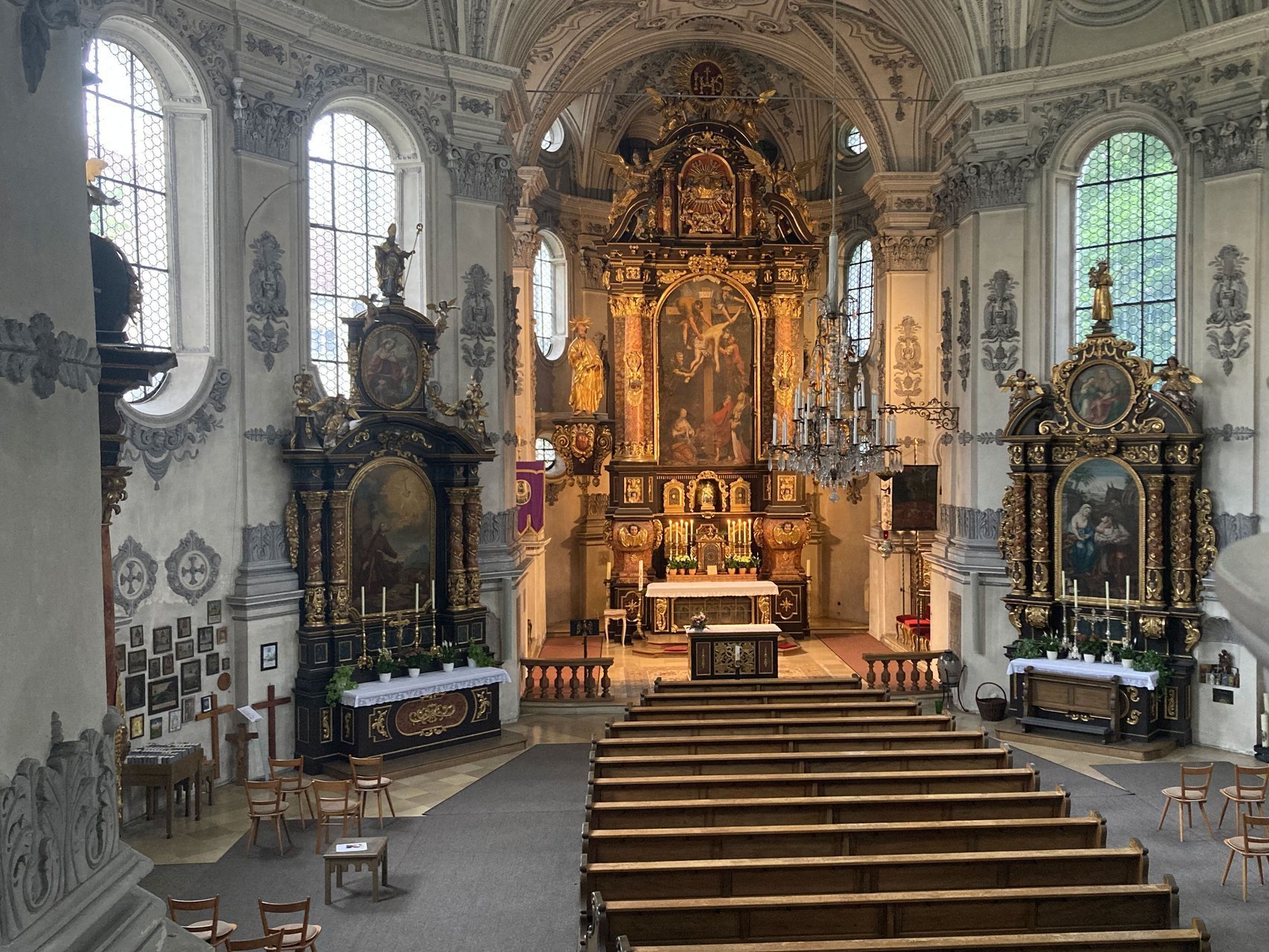 Innenaufnahme der Kirche vom Chor aus