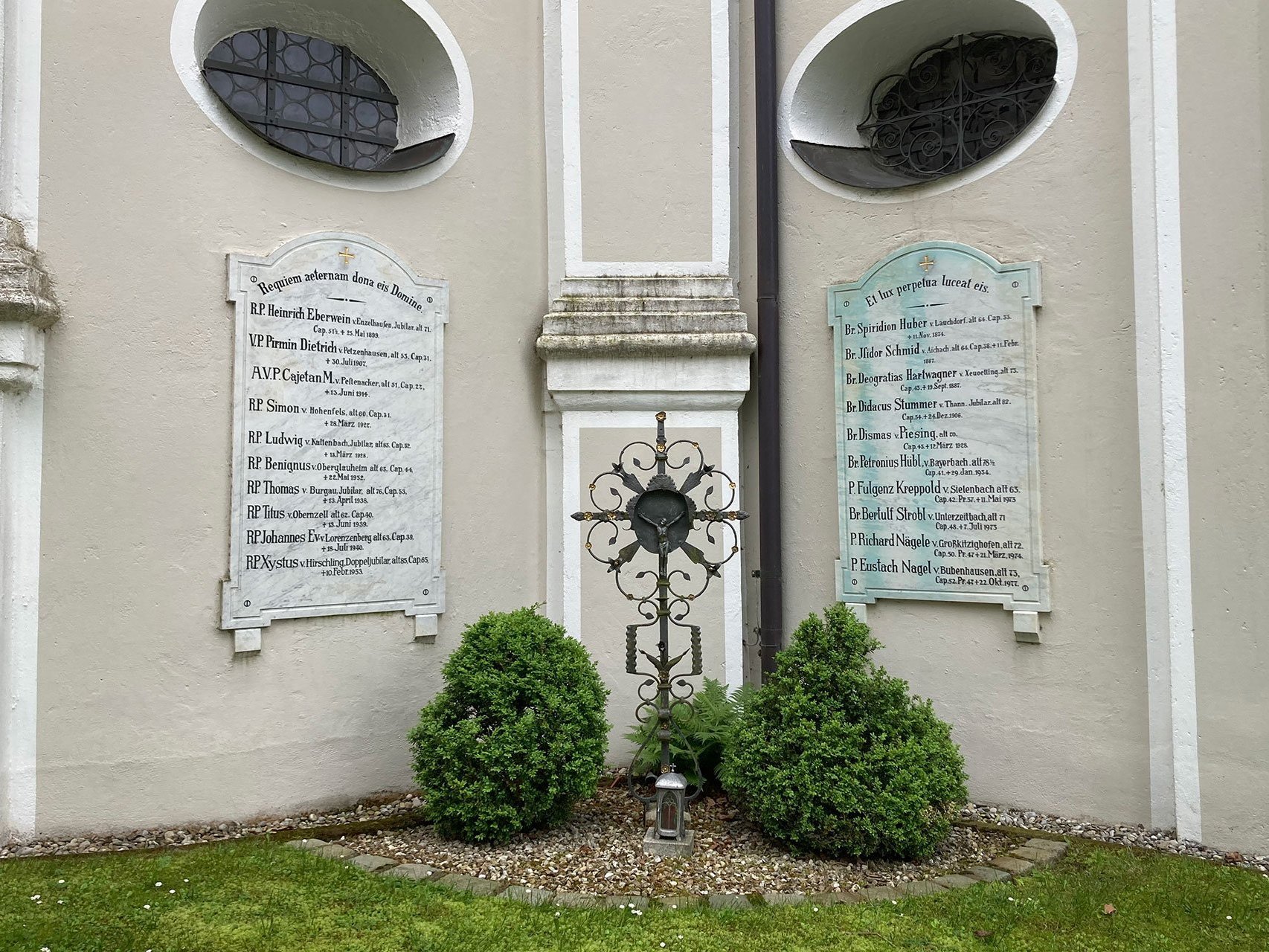 Gedächtniskreuz an der Kirche