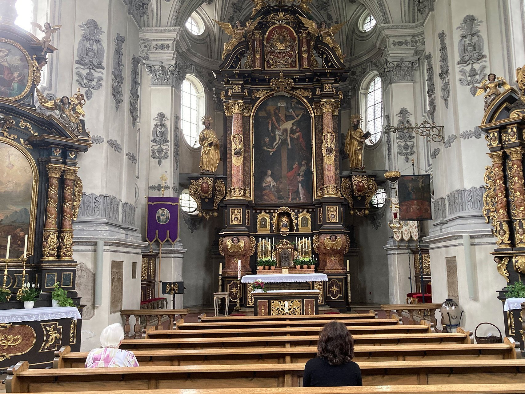 Innenaufnahme - Altar über die Bänke hinweg fotografiert