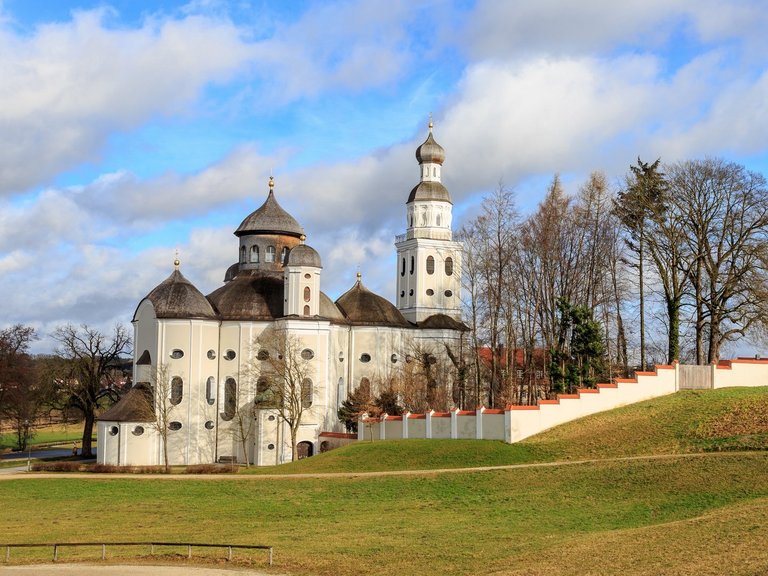 Aussenansicht mit Klostermauern