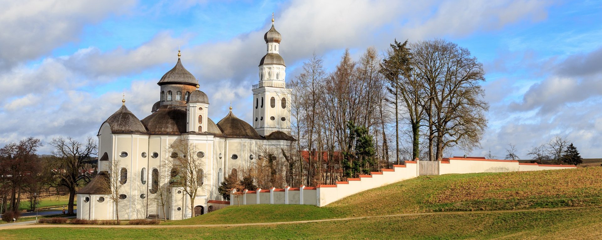 Aussenansicht mit Klostermauern