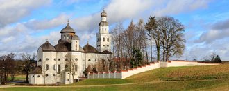 Aussenansicht mit Klostermauern