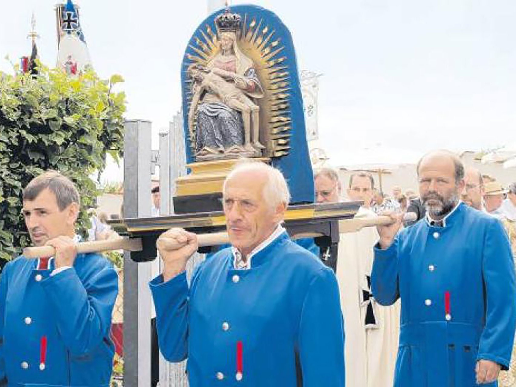 Männer in blauer Uniform tragen ein Muttergottes-Abbild